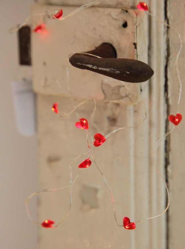 Tråd 12-ljus batteridriven ljusslinga med röda hjärtan hängande