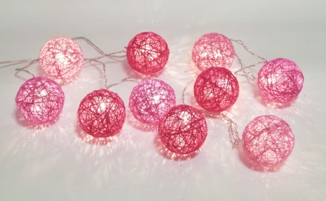 Jolly Light ljusslinga med trådbollar rosa på bord