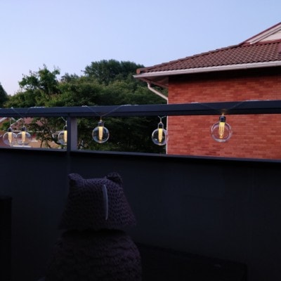 solcellsdriven ljusslinga på balkong