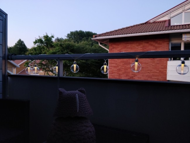 solcellsdriven ljusslinga på balkong