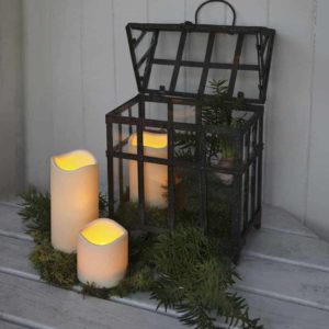 Batteridrivet ljus 7,5 x 11,5 cm i plast frostad yta med timer