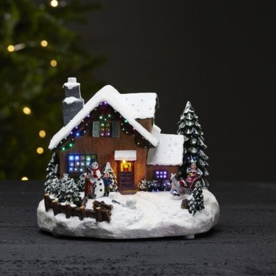 Julby litet vinterhus med fiberoptik