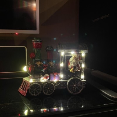 kundbild av julby med tåg och tända lampor