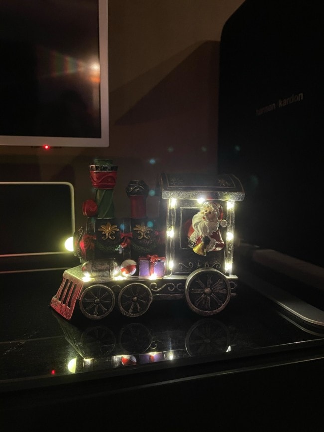kundbild av julby med tåg och tända lampor