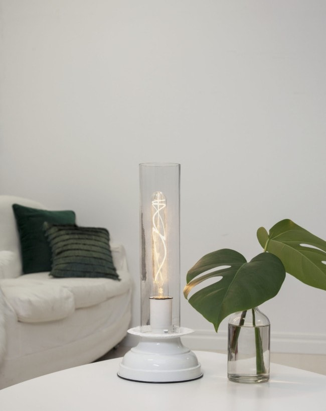 Decoration LED-lampa 352-66 stående med vit fot och glaskub