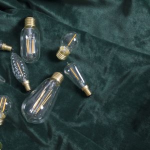 Decoration LED-lampa 353-14 alla modeller liggandes på grön filt