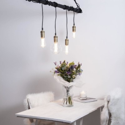 LED lampa 349-41 hängande i kök med ljus och blommor