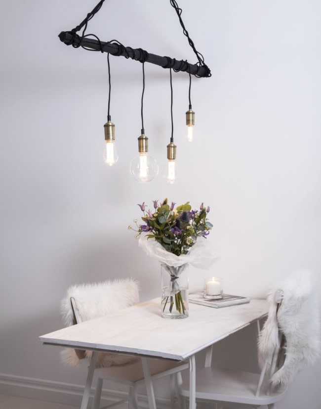 LED lampa 349-41 hängande i kök med ljus och blommor