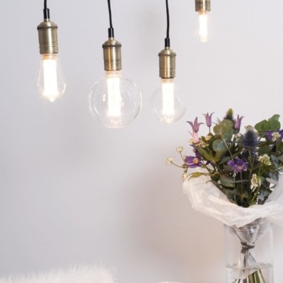 Närbild på LED lampa 349-41 hängande i kök med ljus och blommor