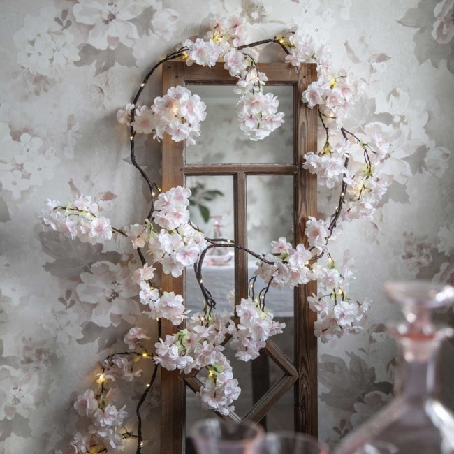 Dekorativ girlang med konstgjorda körsbärsblommor